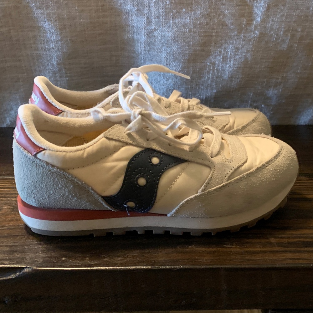 Saucony White, gray and navy Jazz Sneakers with Brick red Logo